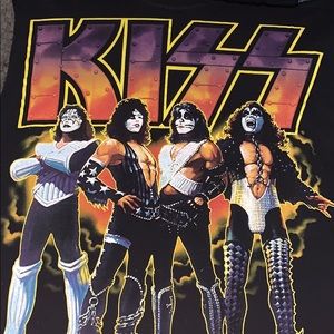 Groovy Kiss tee 🖤